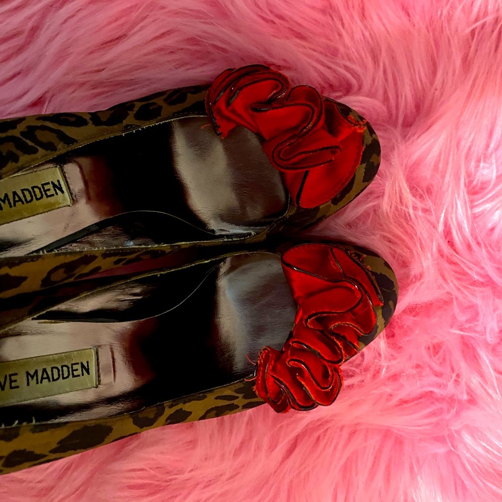Steve Madden leopard print heel w/ red bow detail